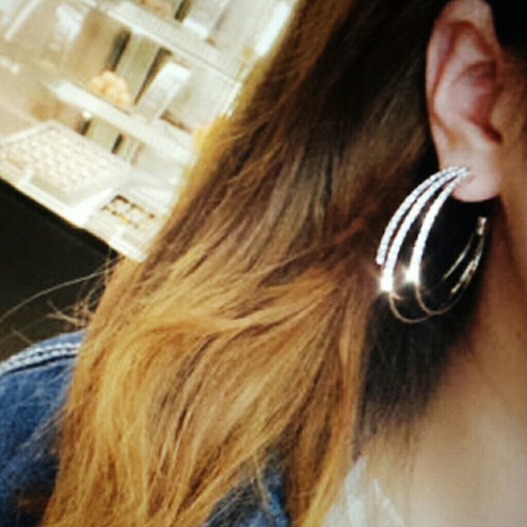 🔥 Restock Fashion earrings gorgeous! - Picture 2 of 4